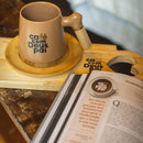 Café com Deus Pai Vol.6 (capa dura) + Lata com 3 un. alfajor Velutti + caneca