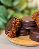 Café com Deus Pai Vol.6 (capa dura) + Lata com 3 un. alfajor Velutti + caneca